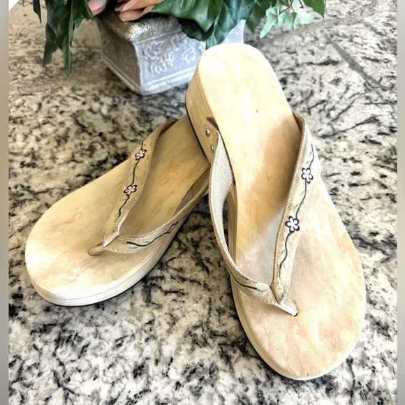 Platform Flip Flops with Embroidered Flowers Tan Women’s Size 10 GUC - Picture 2 of 12